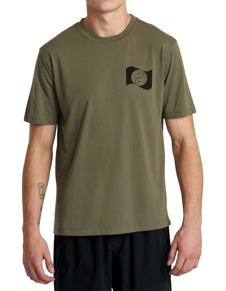 Balance Banner T-shirt in Olive