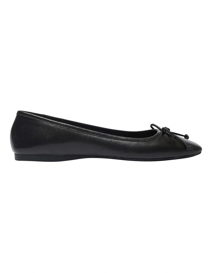Maya Flat Shoes in Black Leather