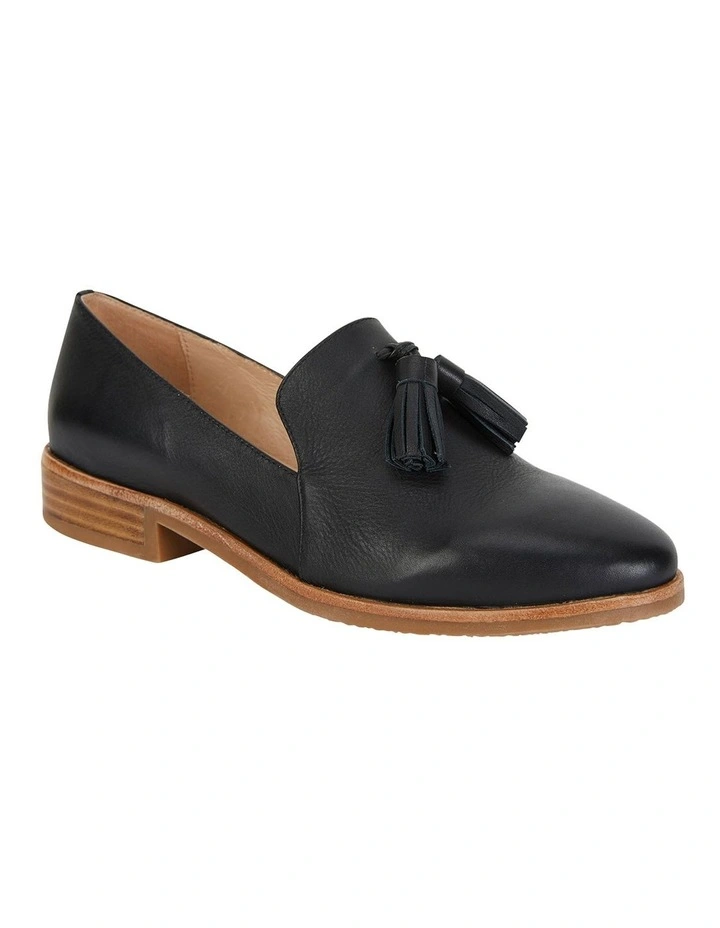 Salvador Flat Shoes in Black Leather