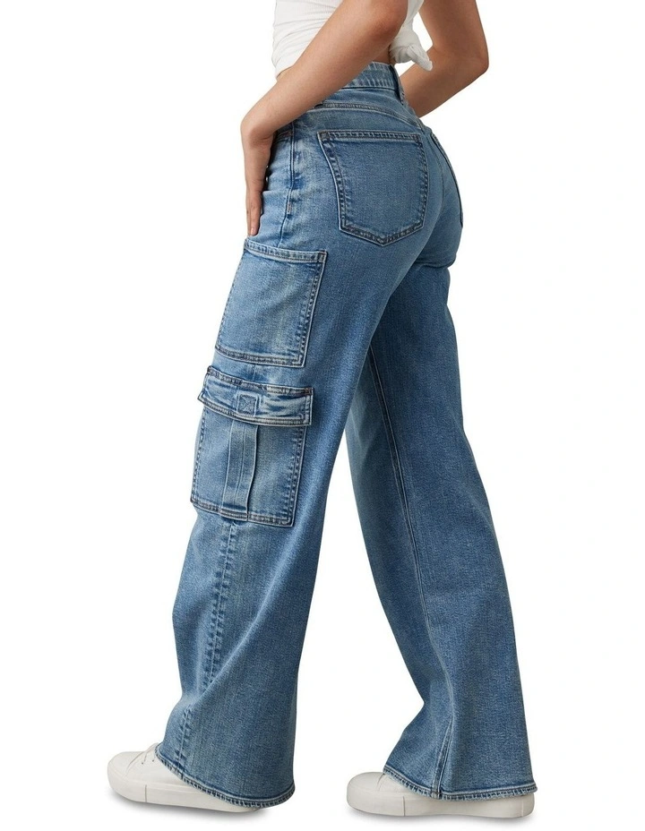 Curvy Super High-Waisted Baggy Wide-Leg Cargo Jeans in Light Bright Indigo