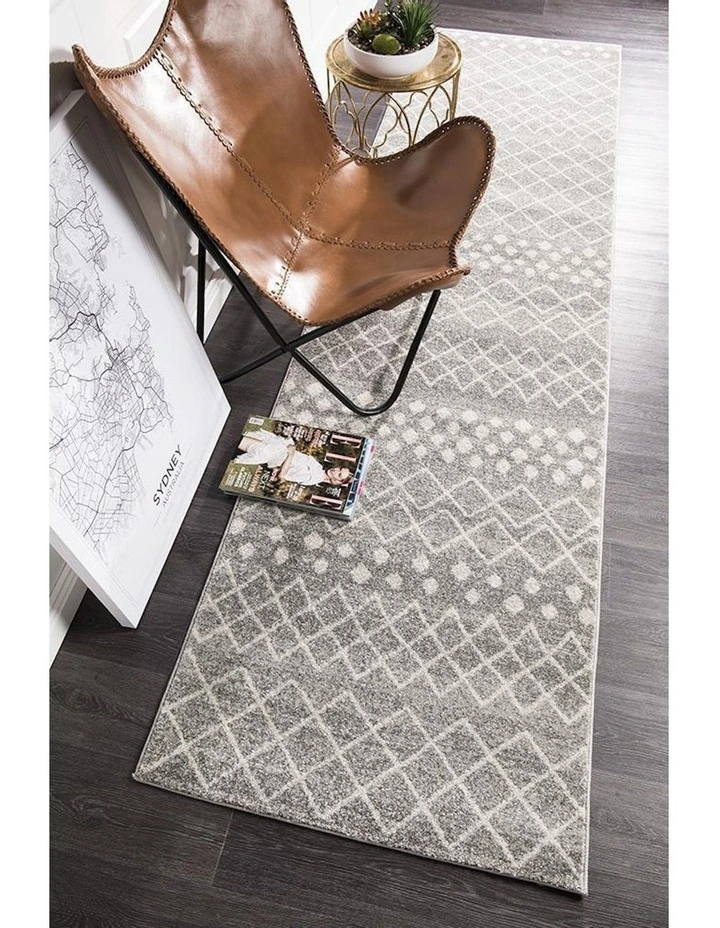 Oasis Selma Tribal Runner Rug in Silver