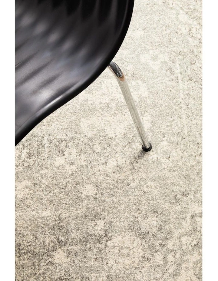 Evoke Shine Transitional Round Rug in Silver