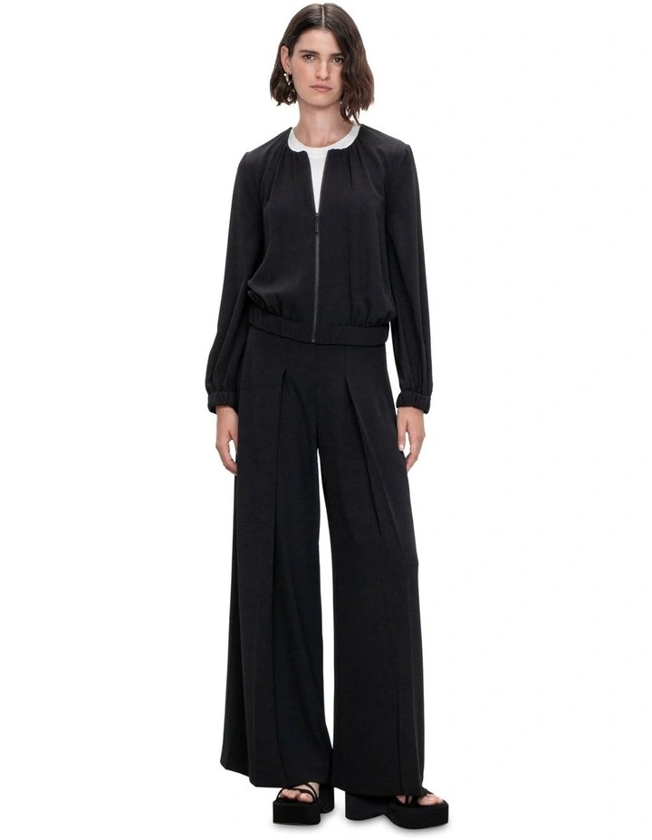 Stretch Twill Pleat Front Pant in Black