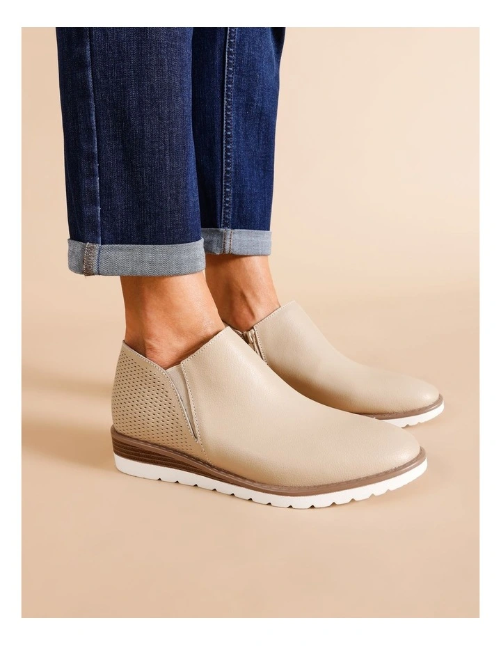 Leslie Boot In Beige