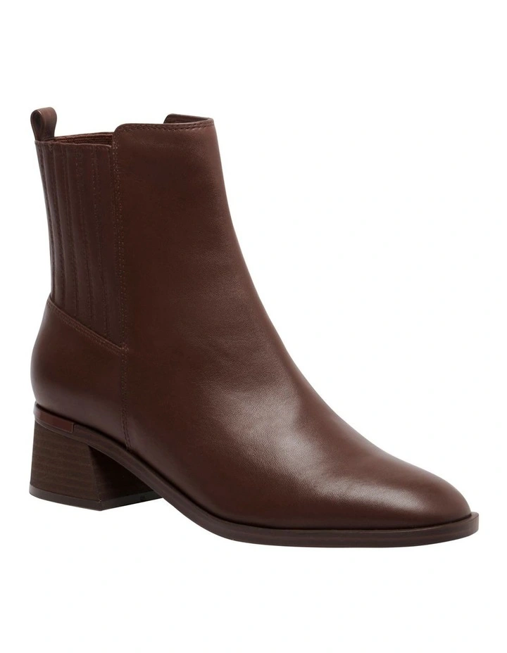 Avias Boots in Brown