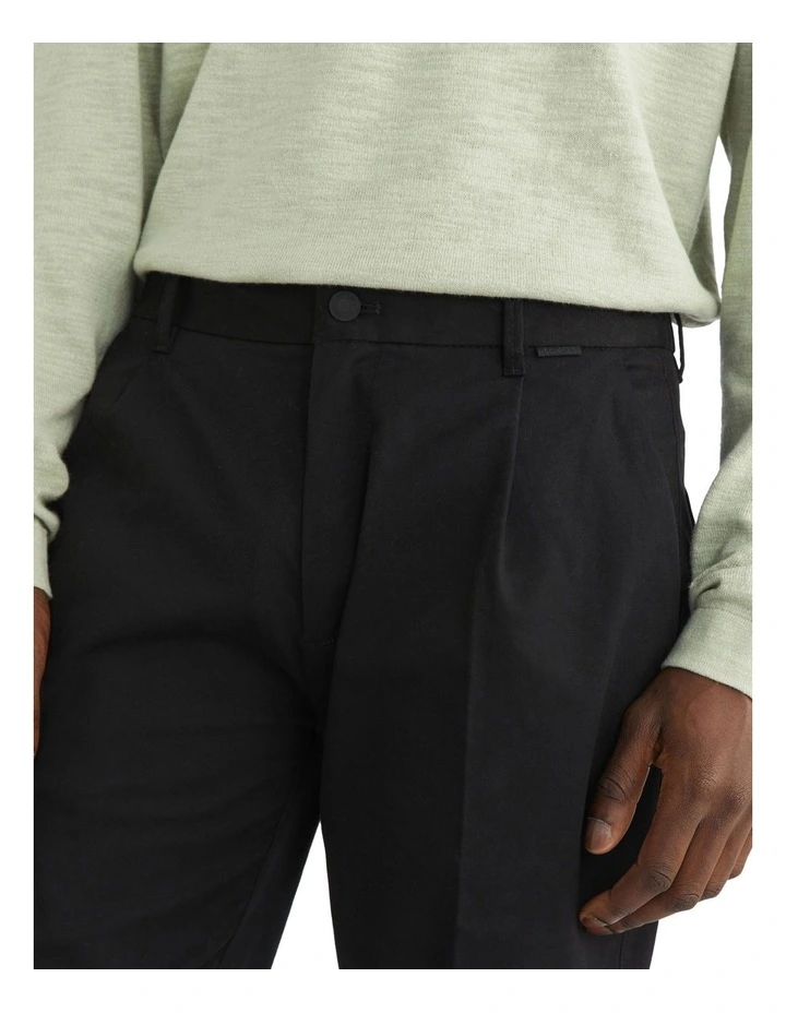 Modern Twill Tapered Pleat Pant in Black