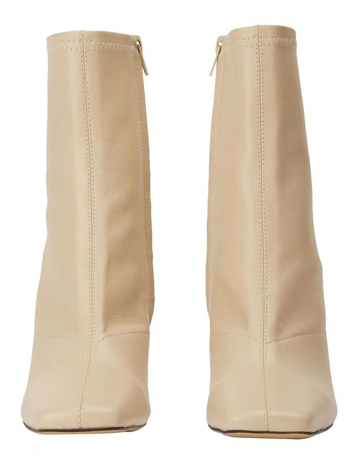 Fomo Boots in Vanilla