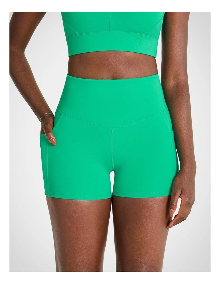 Flow Pocket Booty Shorts Parrot in Green
