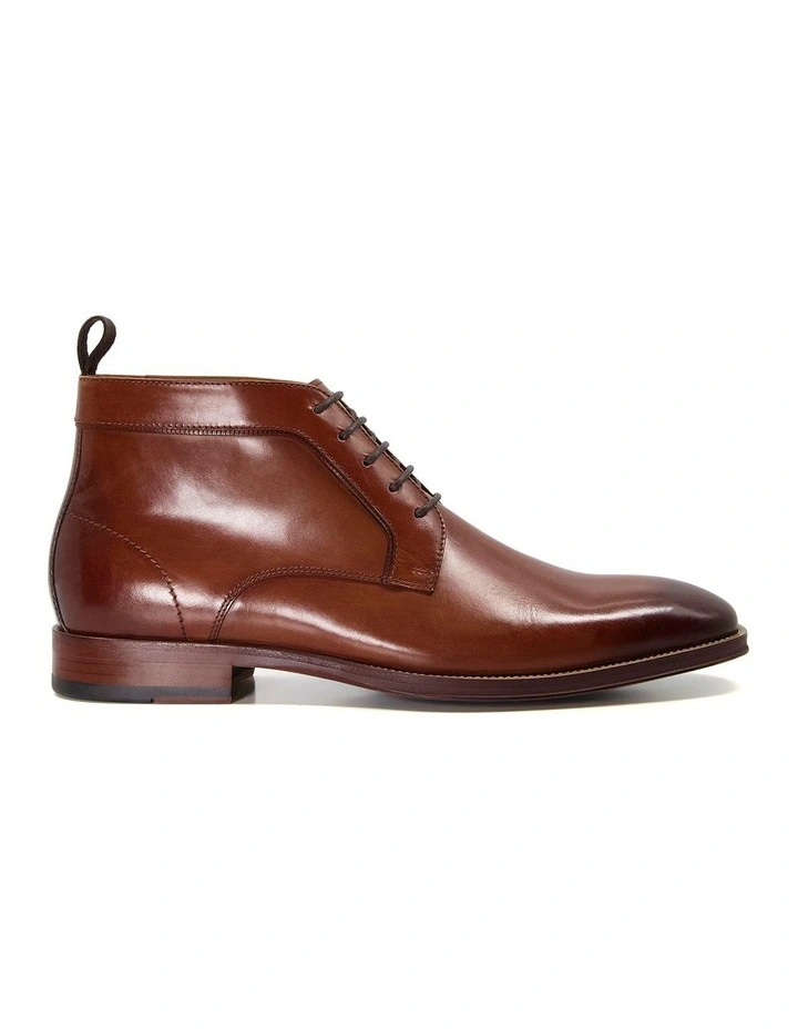 Mall Boots in Tan