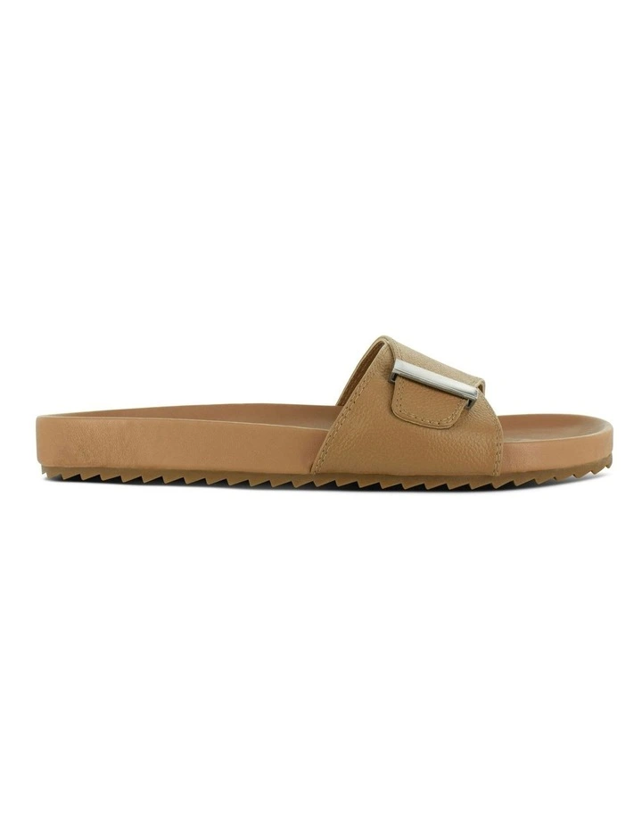 Donna I Flat Sandals in Camel