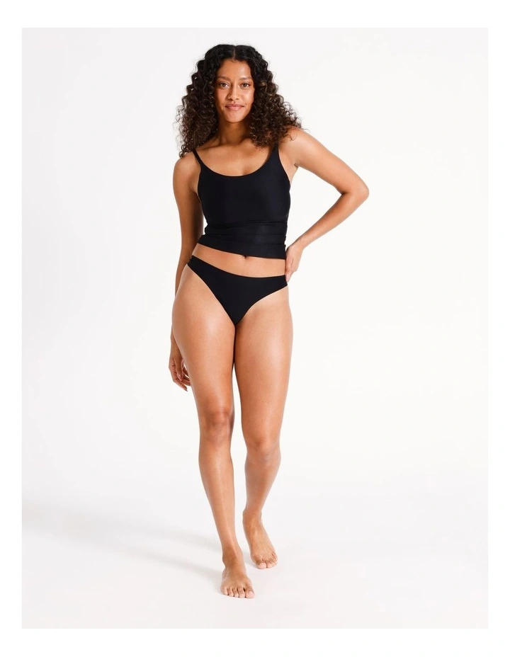 Smooth G-string in Black
