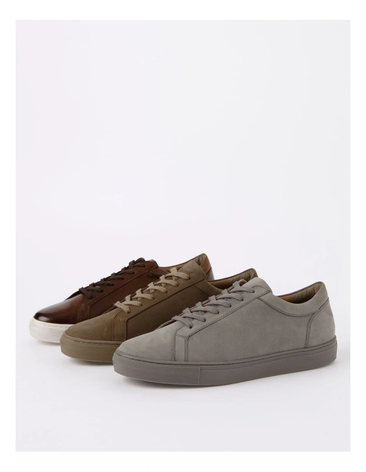 Sneaker in Grey