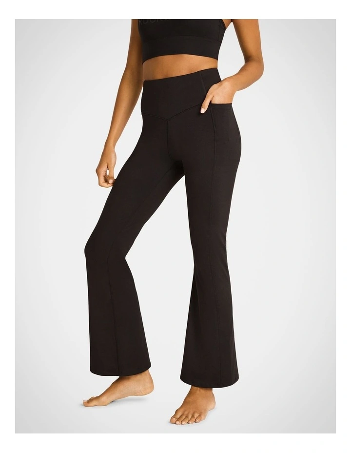 Flared Pocket Yoga Pants in Black
