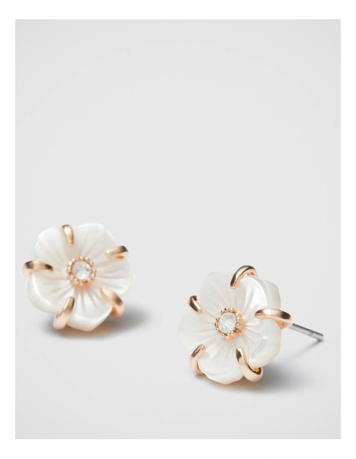 Heirloom Stud Earrings in Pearl