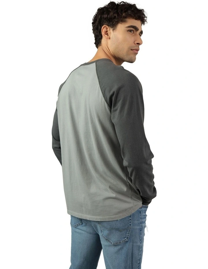 Long-Sleeve Raglan Graphic Thermal T-shirt in Haze Grey