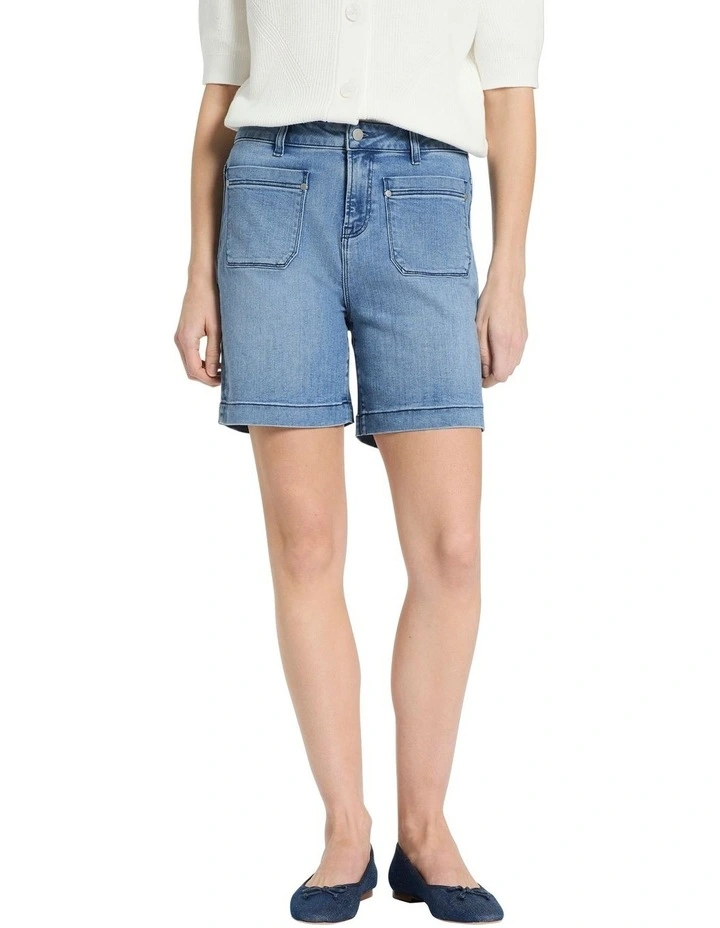 Gianna Patch Pocket Short in Mid Wash