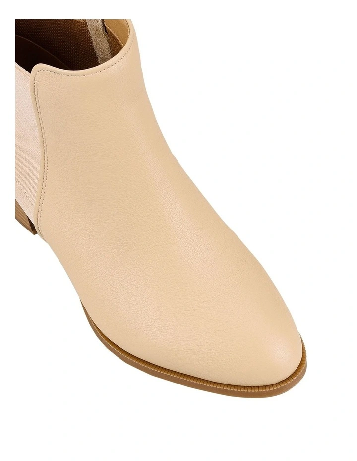 Shade Boot in Latte