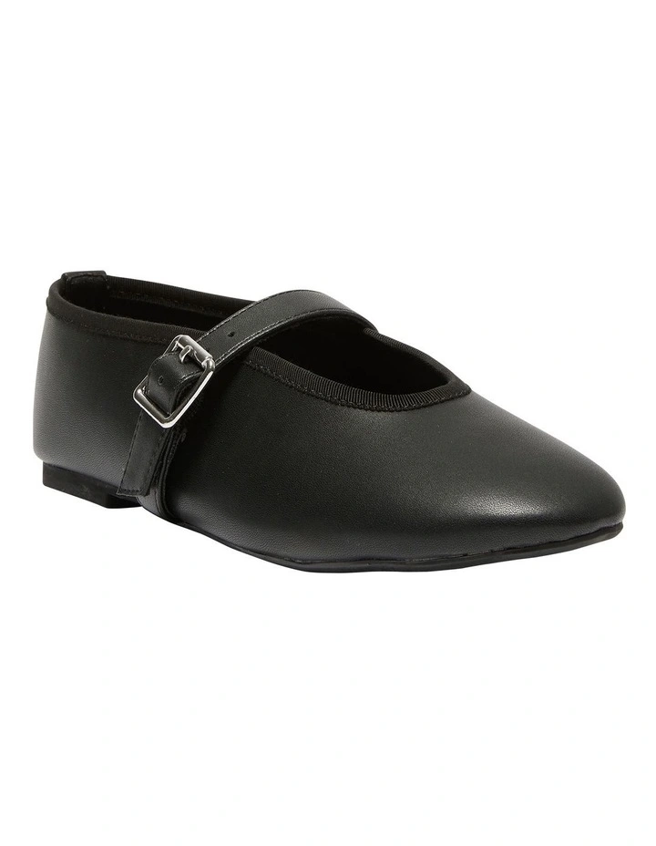 Robyn Flat Shoes in Black