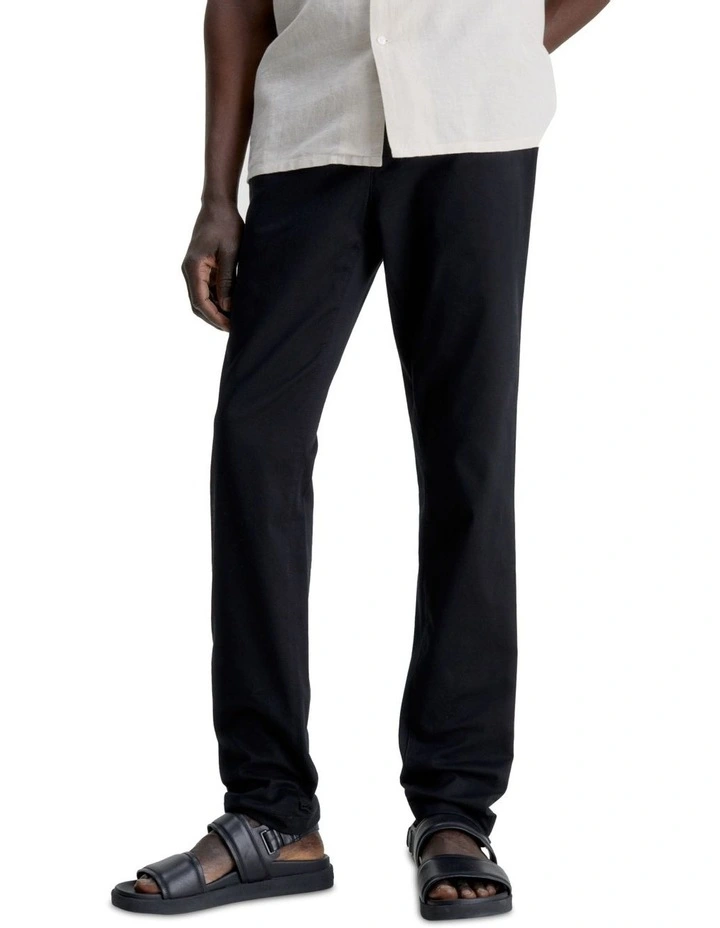 Modern Twill Slim Chino in Black