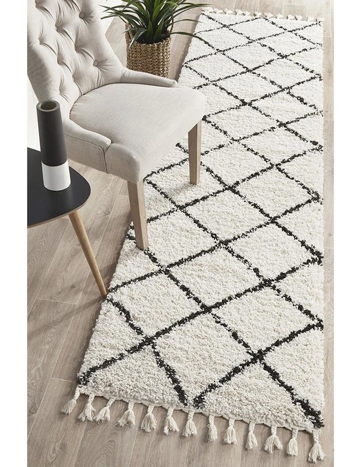 Saffron 22 Runner Rug in White