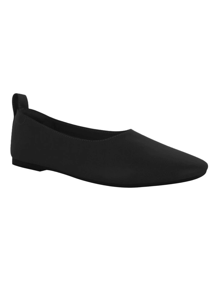 Daphne IV Ballet Flats in Black