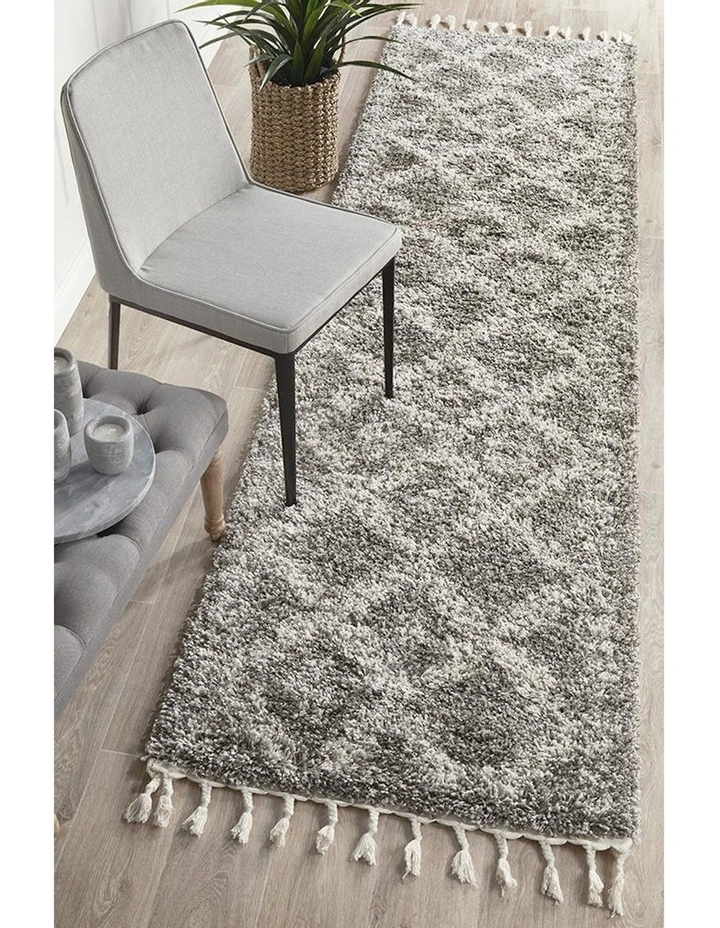Saffron 33 Runner Rug in Grey