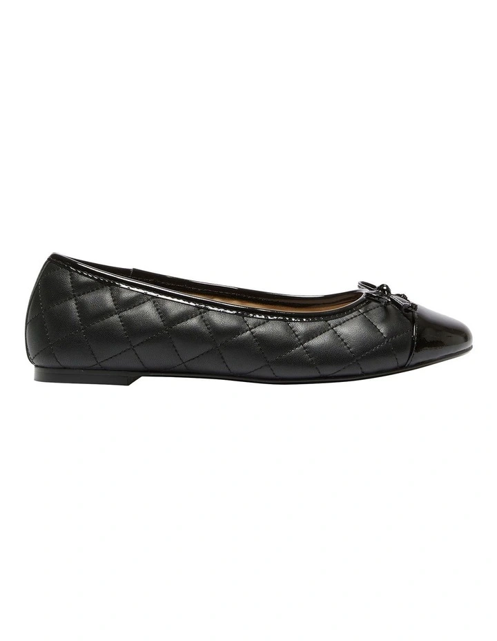 Fifi Flat Shoes in Black