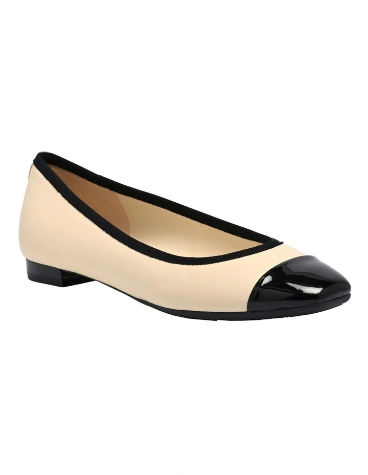 Ollin Ballet Flat in Black Natural