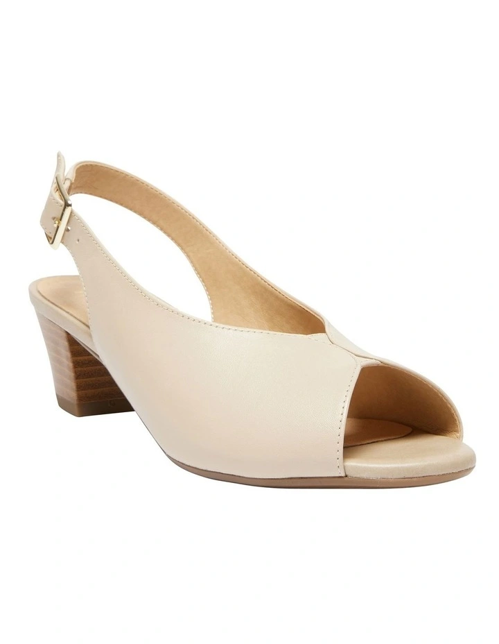 Hilda Sandals in Nude Leather