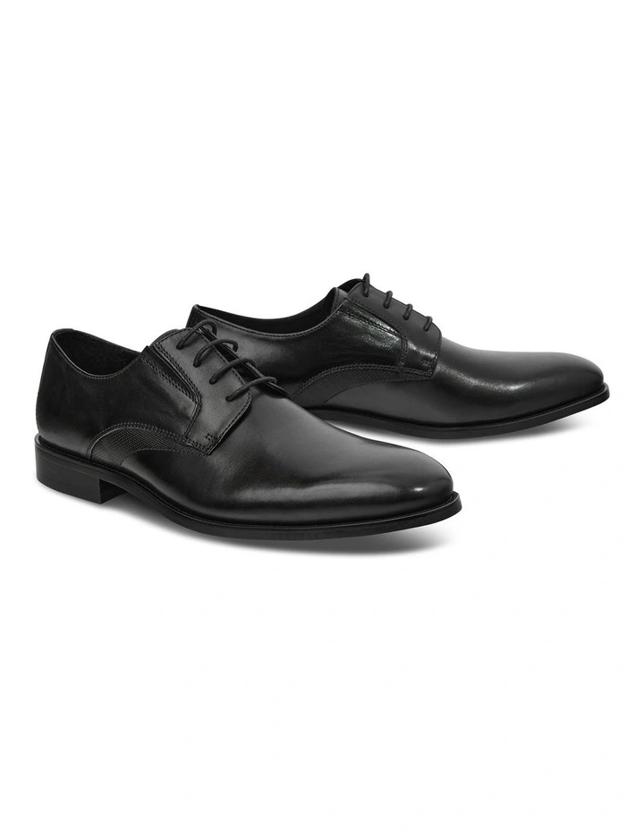 Bourne Dress Shoe in Black