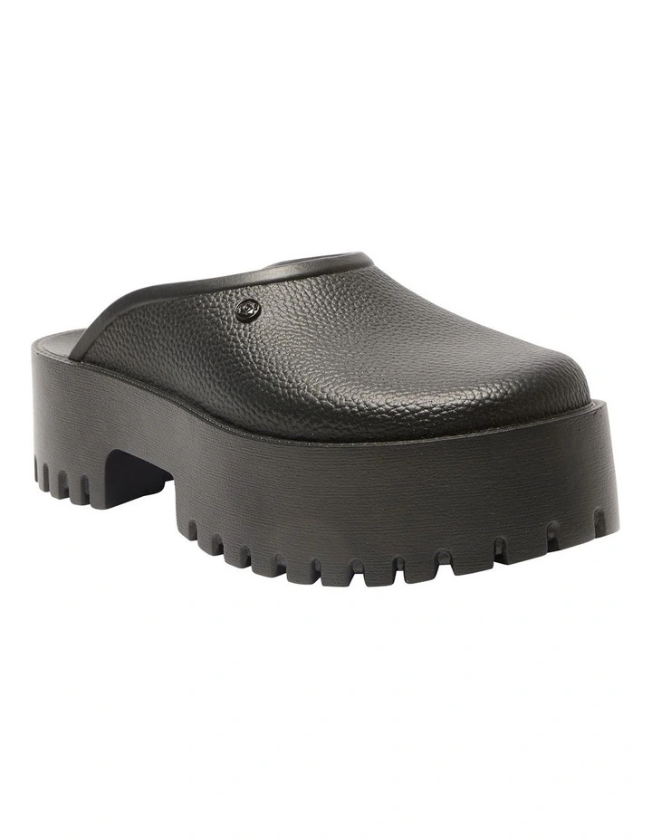 Toshi Flat Shoes in Black