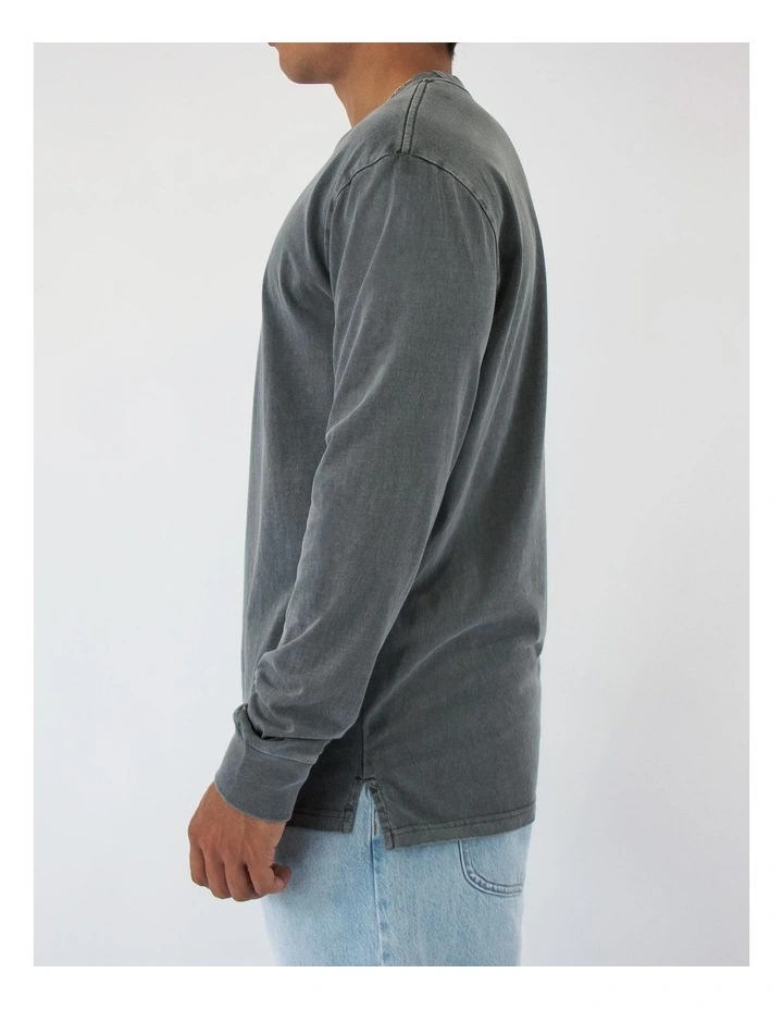 She'll Be Right Long Sleeve Tee in Charcoal