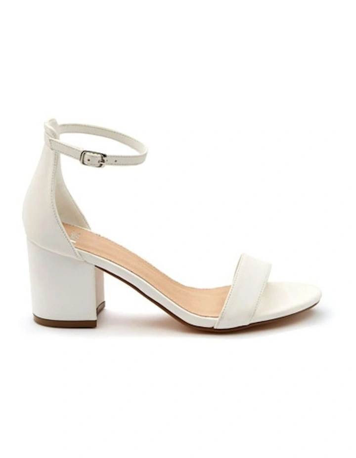 Ushaa Low Heels in White