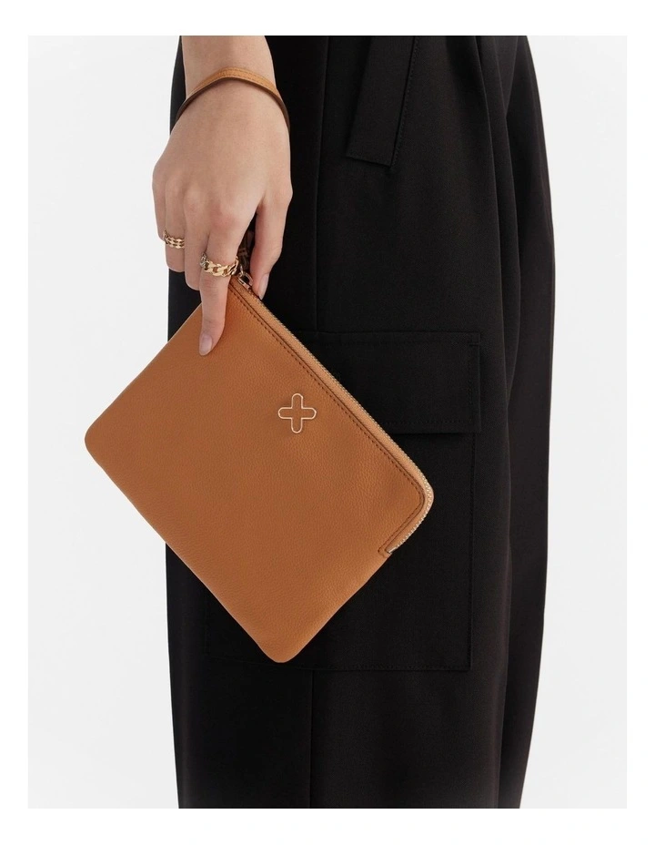 Hendrix Medium Pouch in Caramel