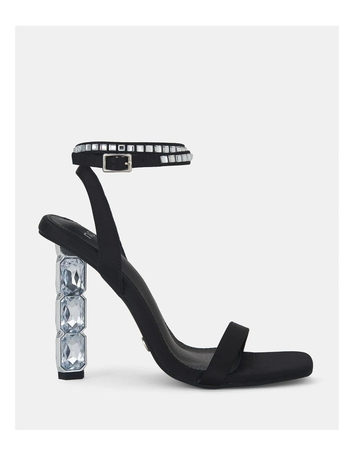 Zeelia in Black