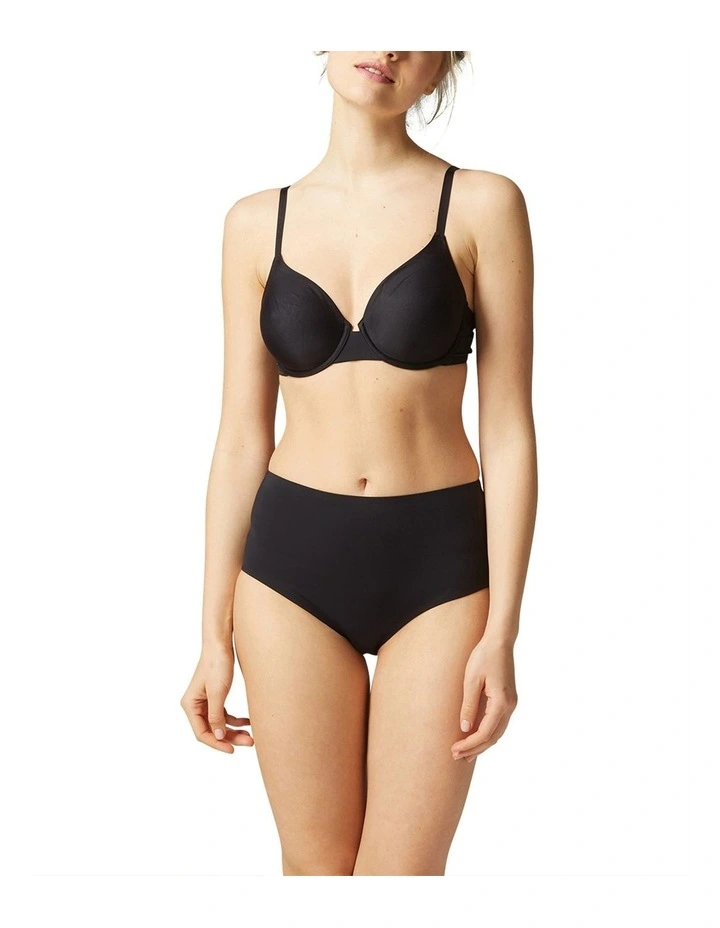 Essentiel Control Brief in Black