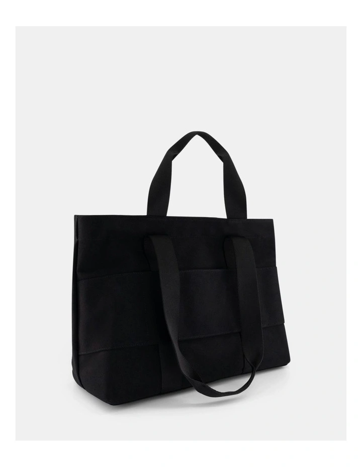 Amren Shoulder Bag in Black