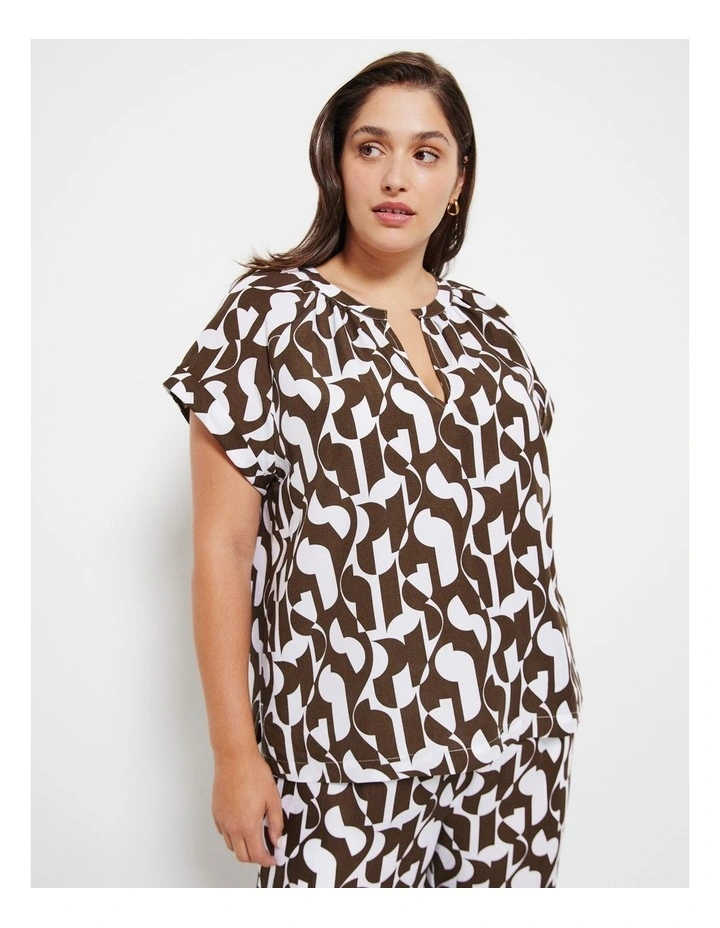 The Short Sleeve Print Top in Graphic Print