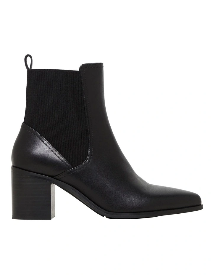 Vala Boot in Black