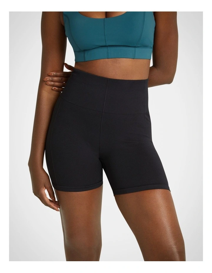Seamless Mid-Thigh Bike Shorts in Black