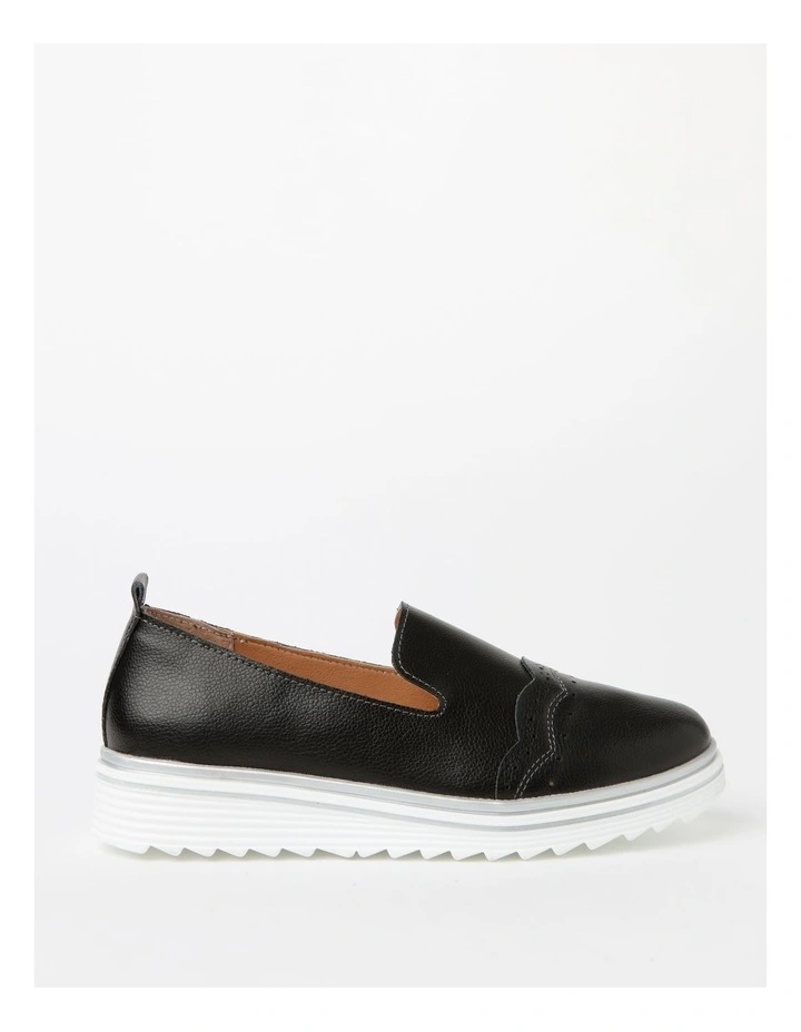 Capture Flat Shoes in Black Leather