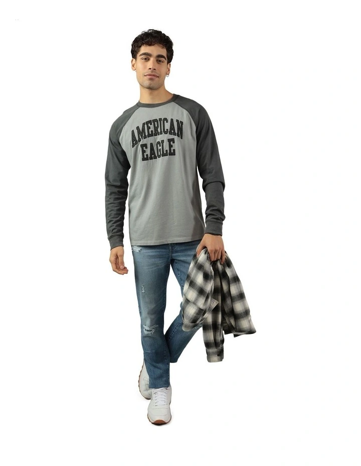 Long-Sleeve Raglan Graphic Thermal T-shirt in Haze Grey