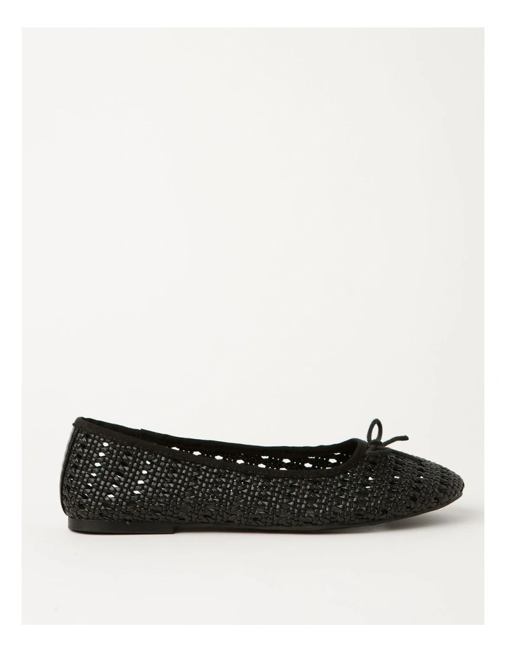 Cora Flat Shoes in Black