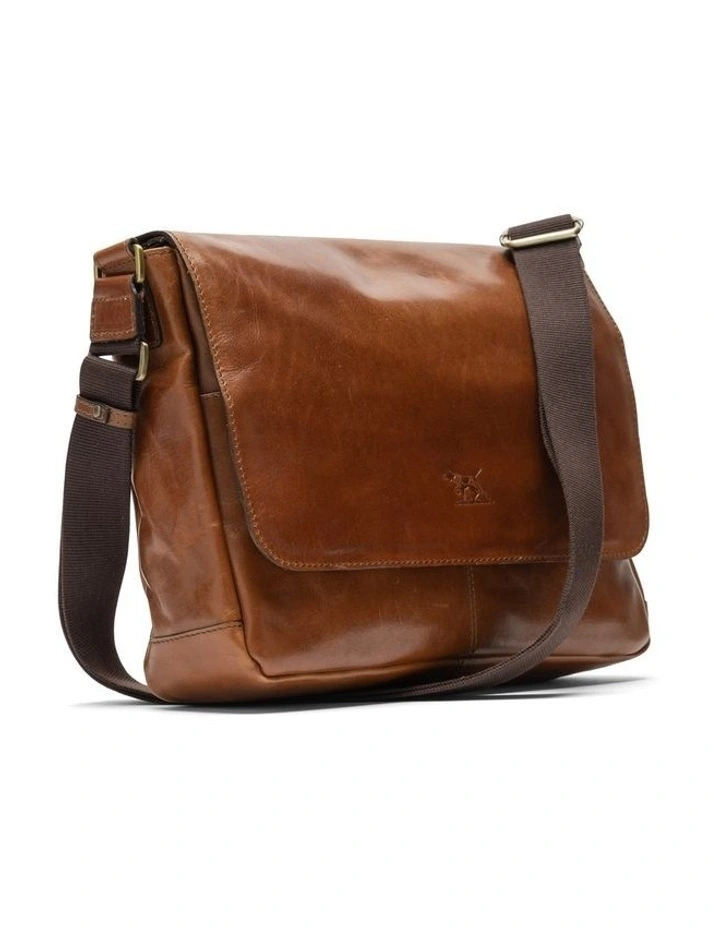 Cambridge Messenger Bag in Cognac