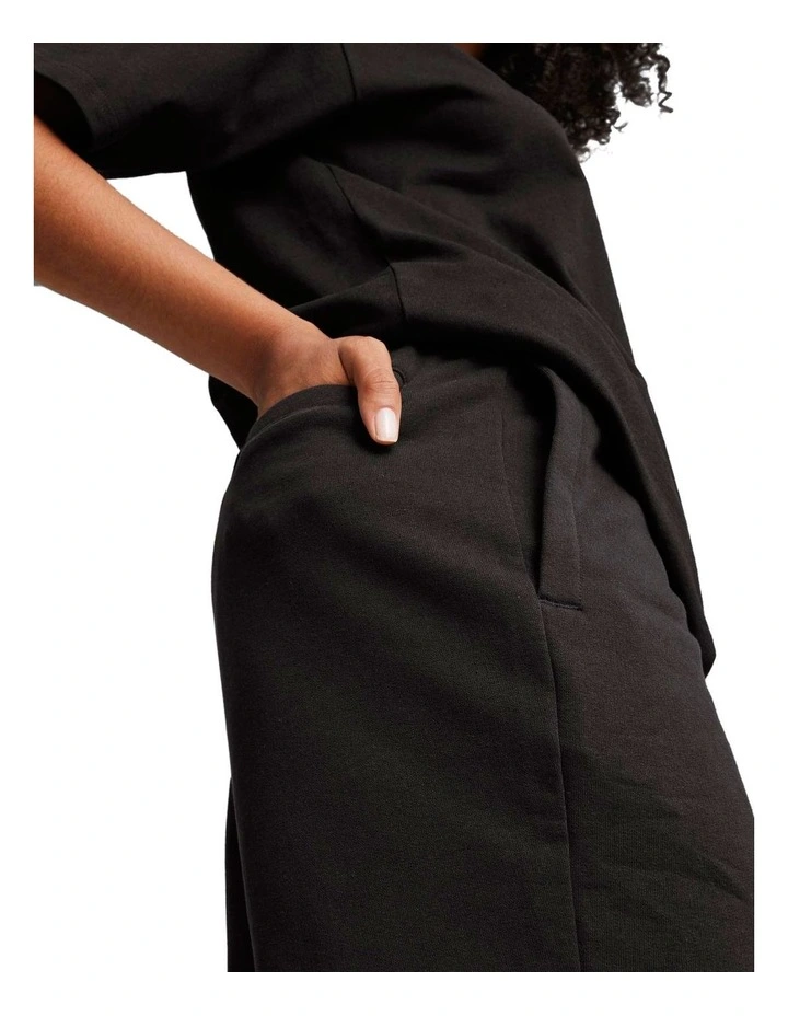Better Classics Relaxed Shorts 7 Inch in Black