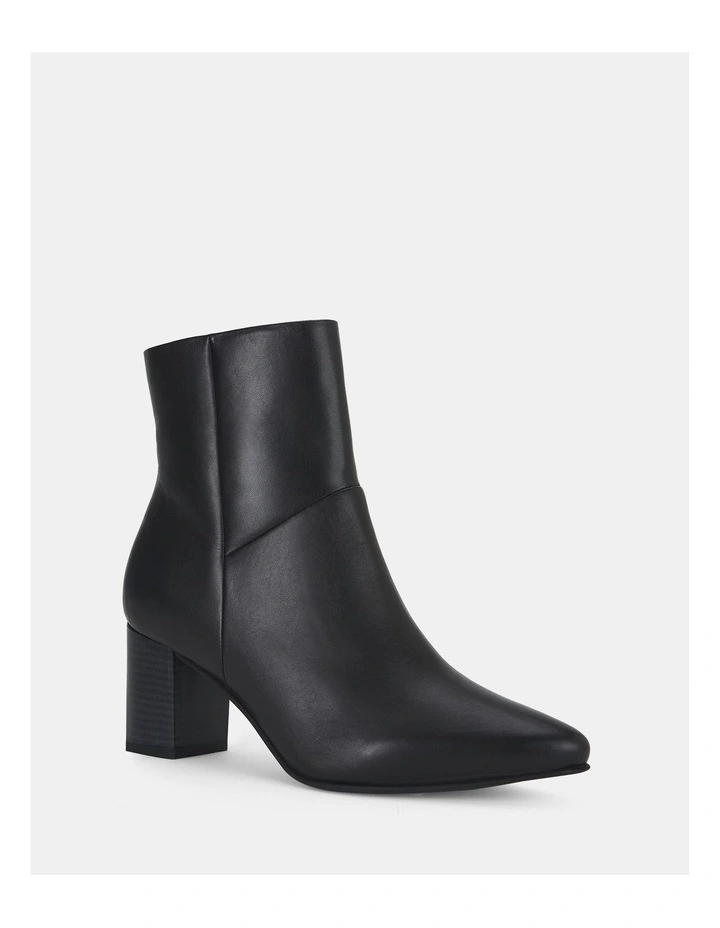Tarvella Boots in Black