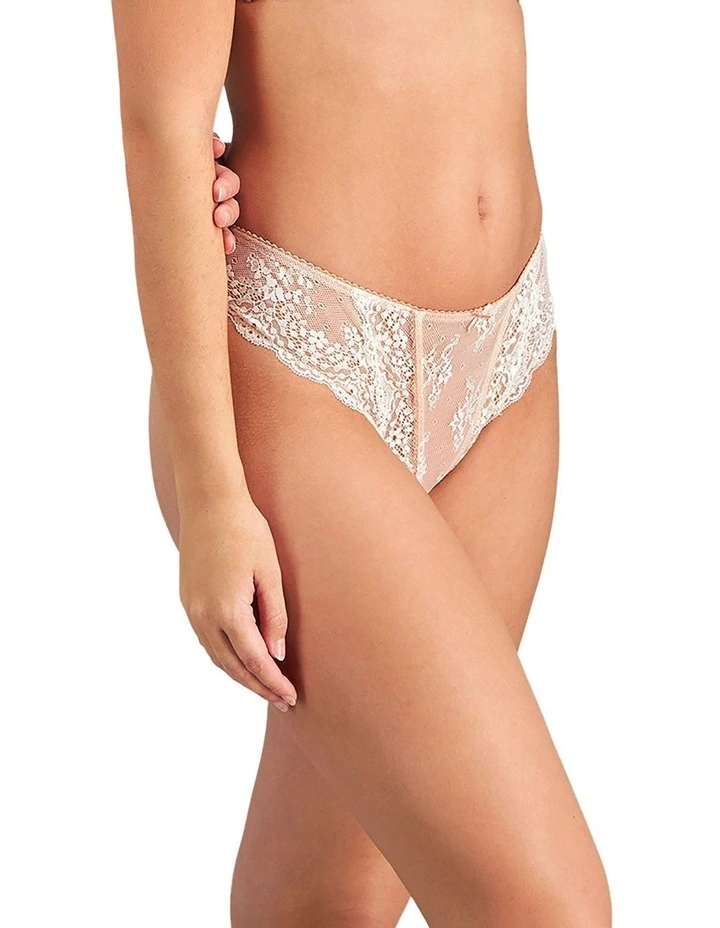 Sofia Thong in Cameo