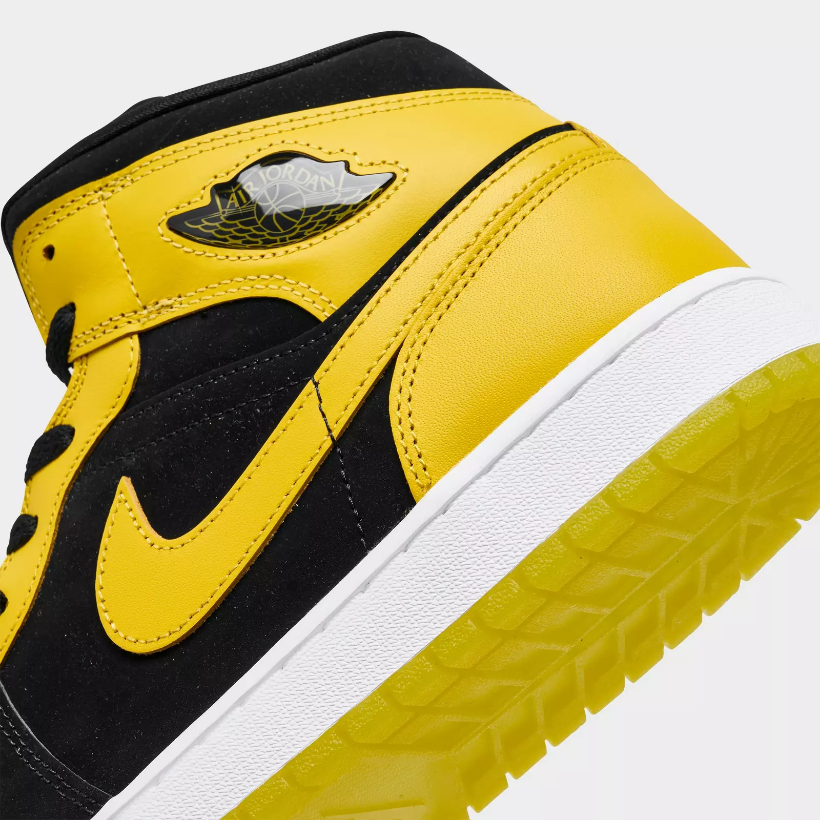 Men's Air Jordan Retro 1 Mid SE Casual Shoes