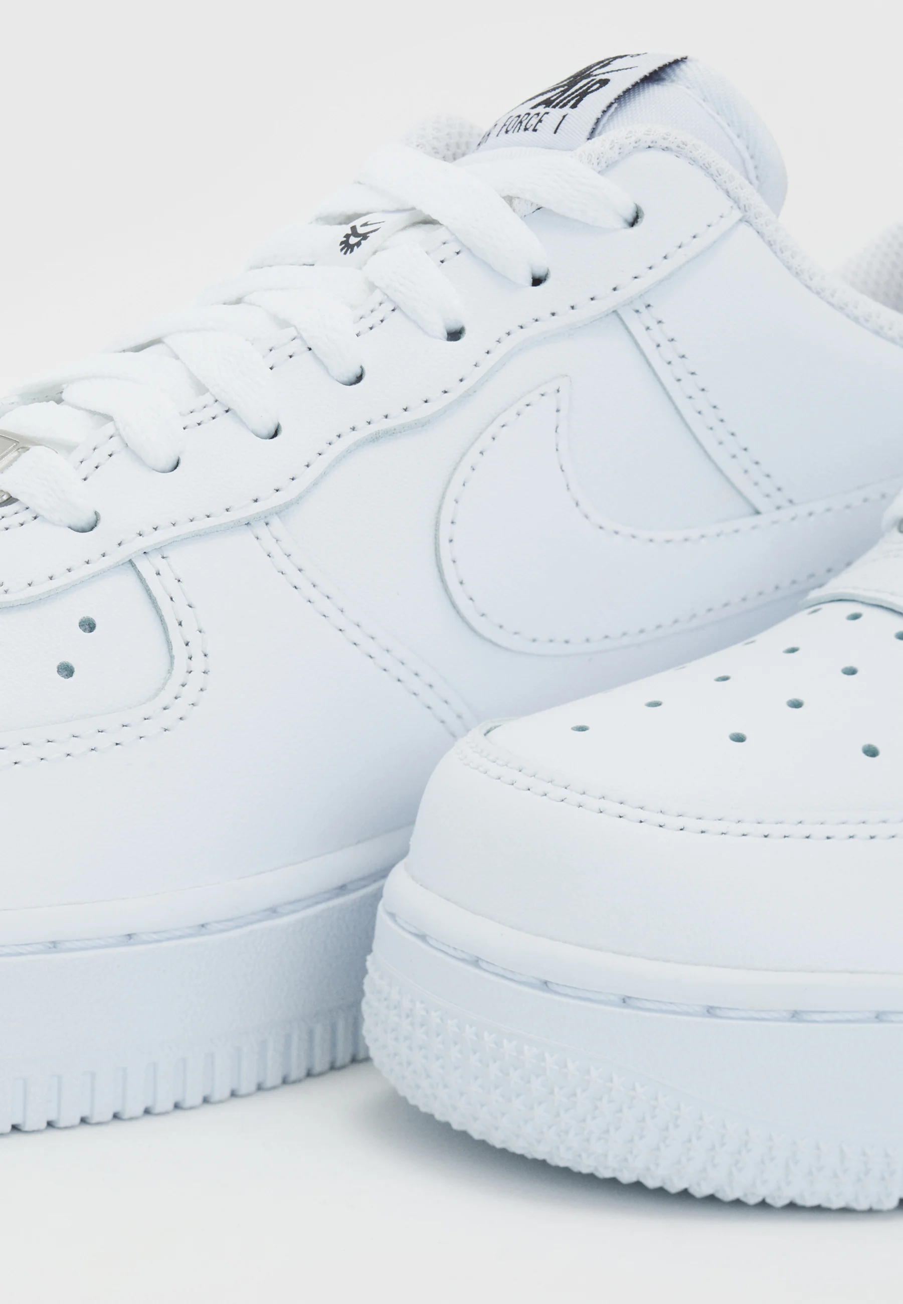 Nike Sportswear AIR FORCE 1 07 FLYEASE - Sneakers basse