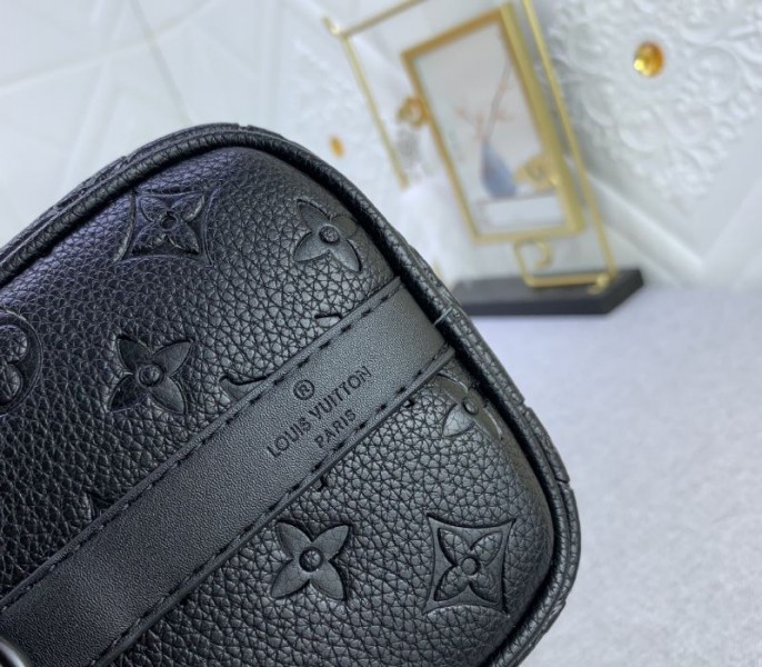 Louis Vuitton Taurillon Monogram Leather Keepall Bandouliere 25 In Black